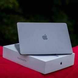 Apple MacBook Pro (2020) (Intel Core i7, 16GB RAM, 512GB Storage) – Refurbished Laptop